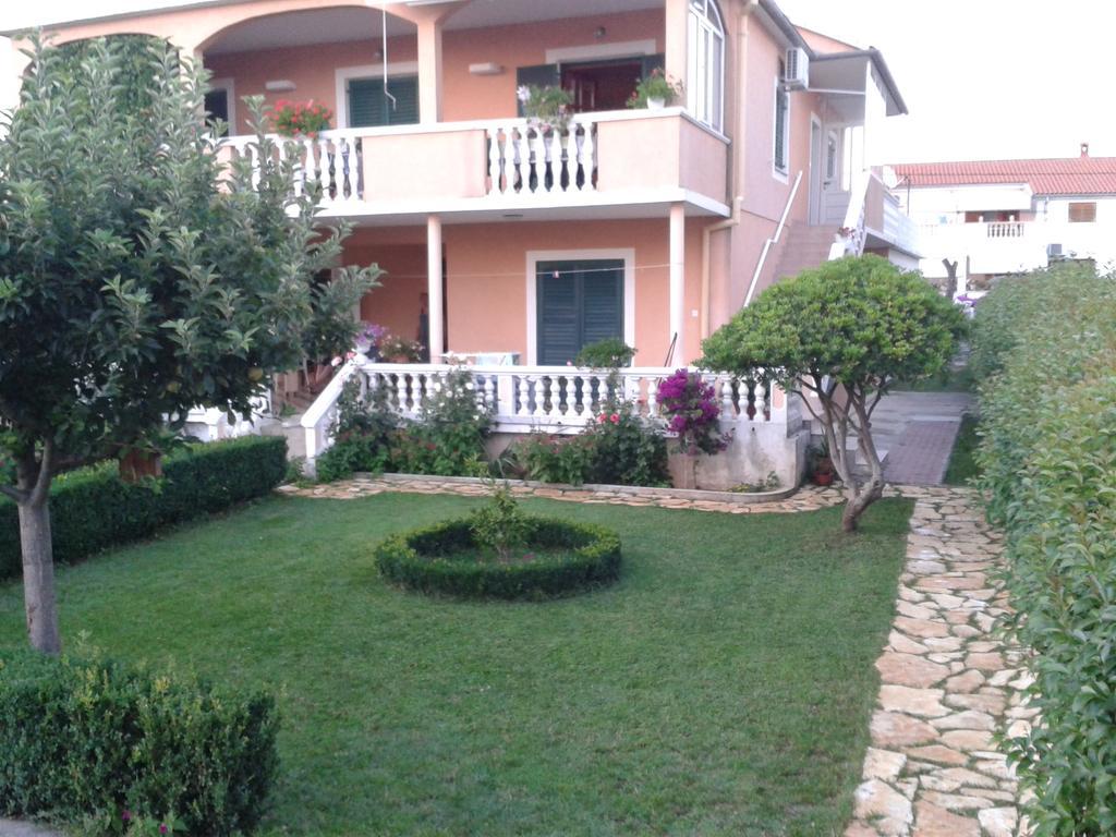 Lena Apartmán