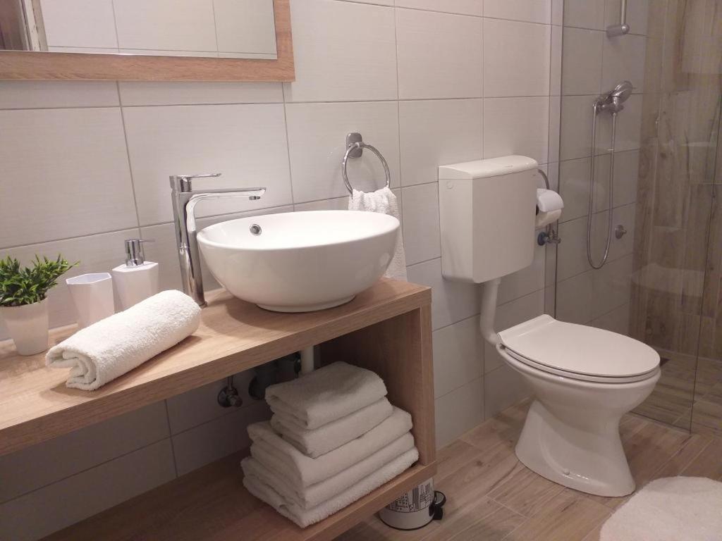 Lena Apartmán *